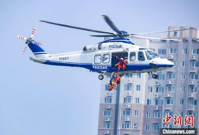 图为演练人员使用警用直升机搜救被困人员。　<a target='_blank' href='http://www.chinanews.com/'>中新社</a>记者 贾天勇 摄