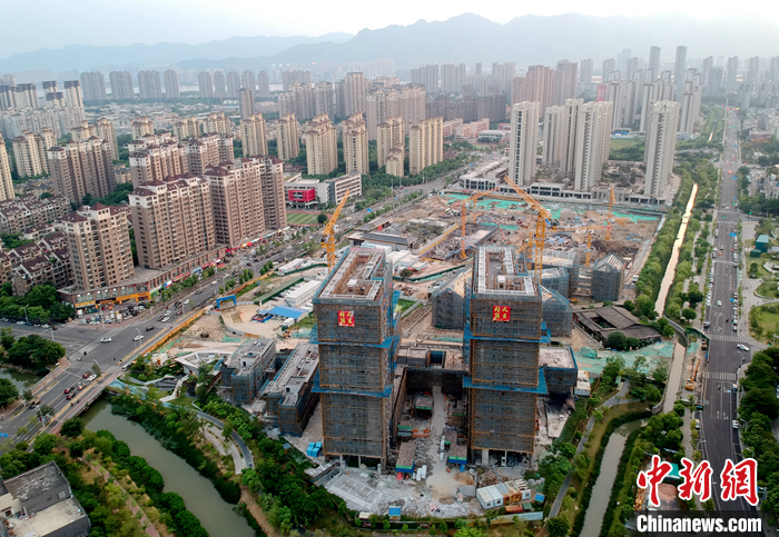 图为7月31日，福州一处正在建设的楼盘。（无人机照片） <a target='_blank' href='/'>中新社</a>记者 吕明 摄