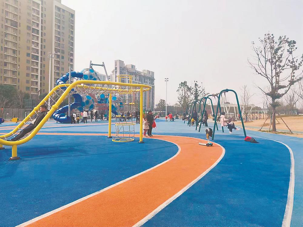 公园人流量较大的儿童拓展区始终保持干净整洁。