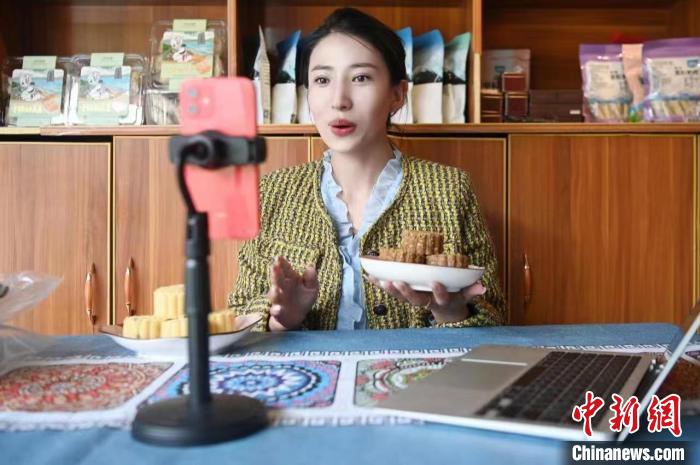 图为代青永措正在直播带货。范培珅 摄