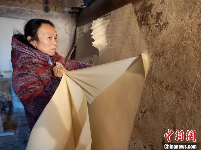 古法技艺造出来的纸。唐小晴 摄