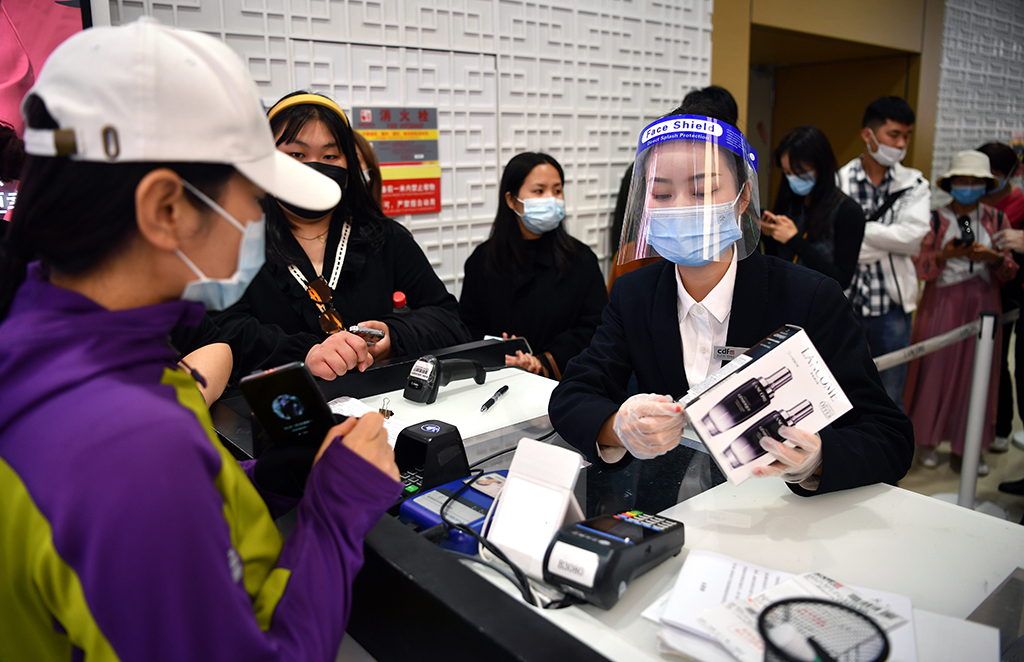 1月3日，顾客在海口日月广场免税店排队结账。新华社记者 郭程 摄