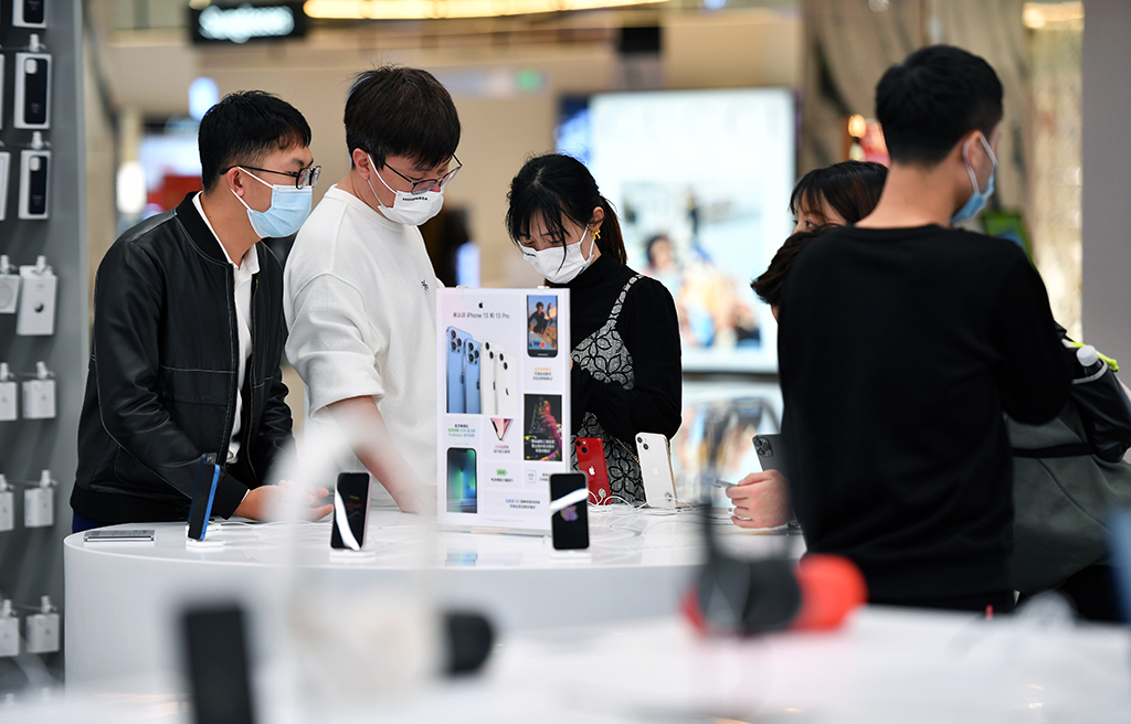 1月3日，顾客在海控全球精品（海口）免税城选购电子产品。新华社记者 郭程 摄
