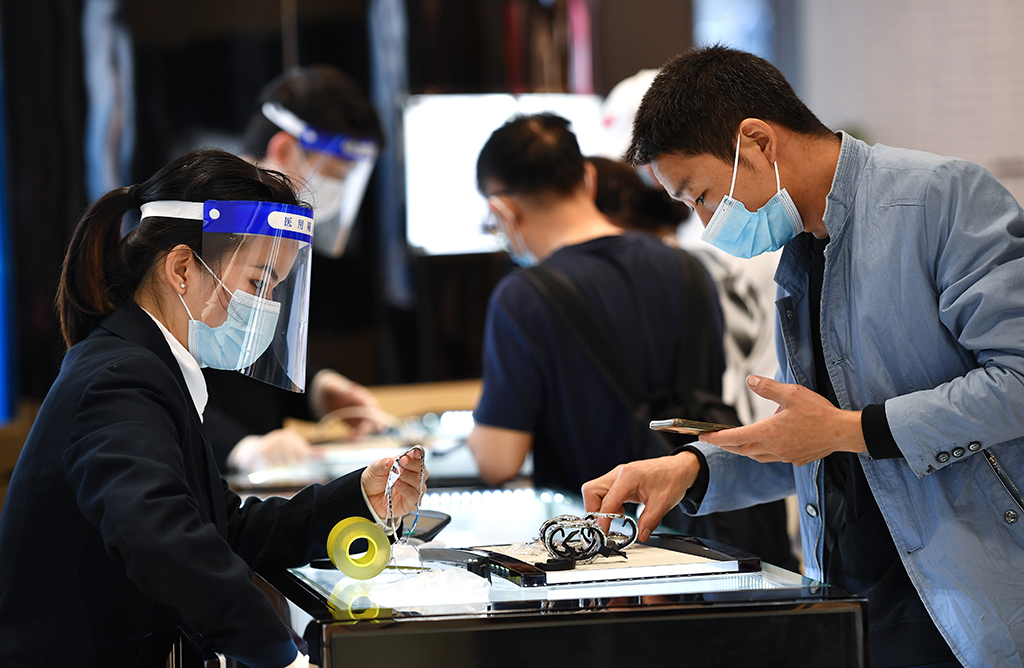 1月3日，顾客在海口日月广场免税店选购手表。新华社记者 郭程 摄