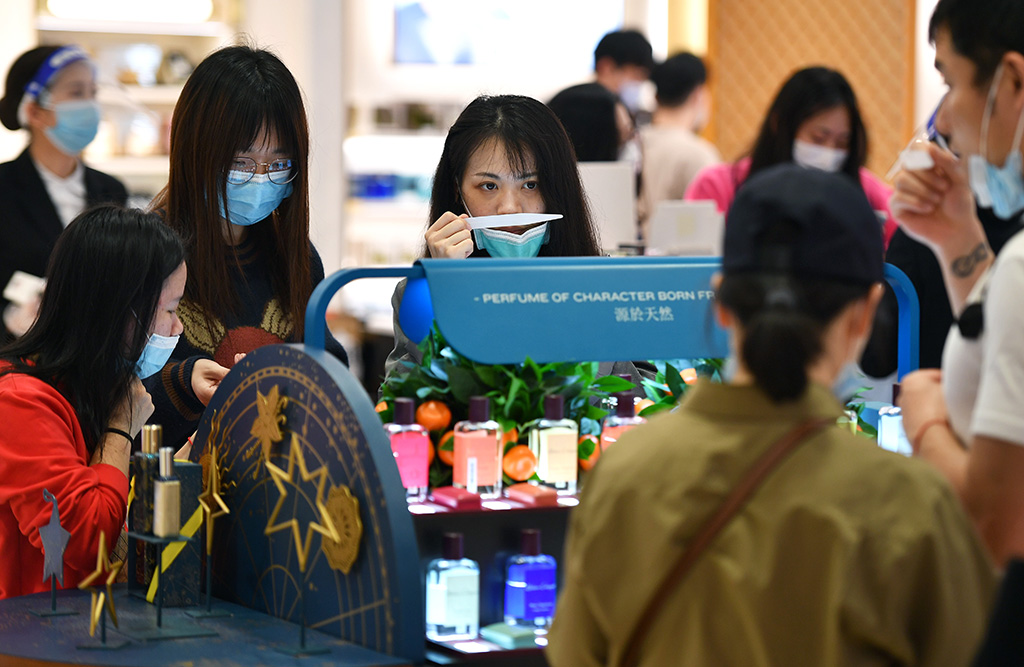 1月3日，顾客在海口日月广场免税店选购香水。新华社记者 郭程 摄