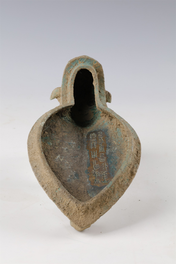 这是邵家棚遗址出土的青铜觥盖，内壁上有铭文12字（资料照片）。新华社发（安阳市文物考古研究所供图）