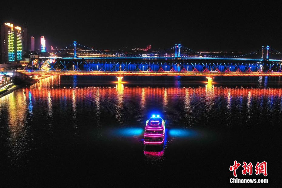 湖北襄阳：汉江水位回落 夜游复航