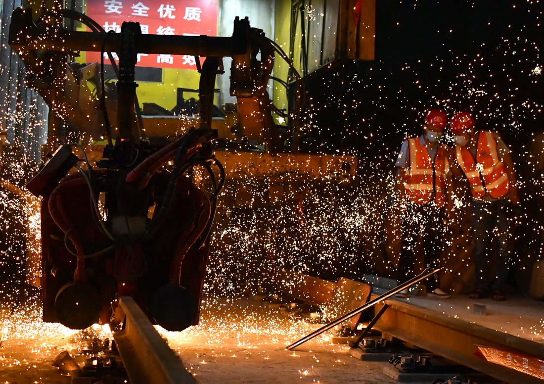 9月21日，在郑许市域铁路郑州段，焊轨机正在进行焊轨作业。