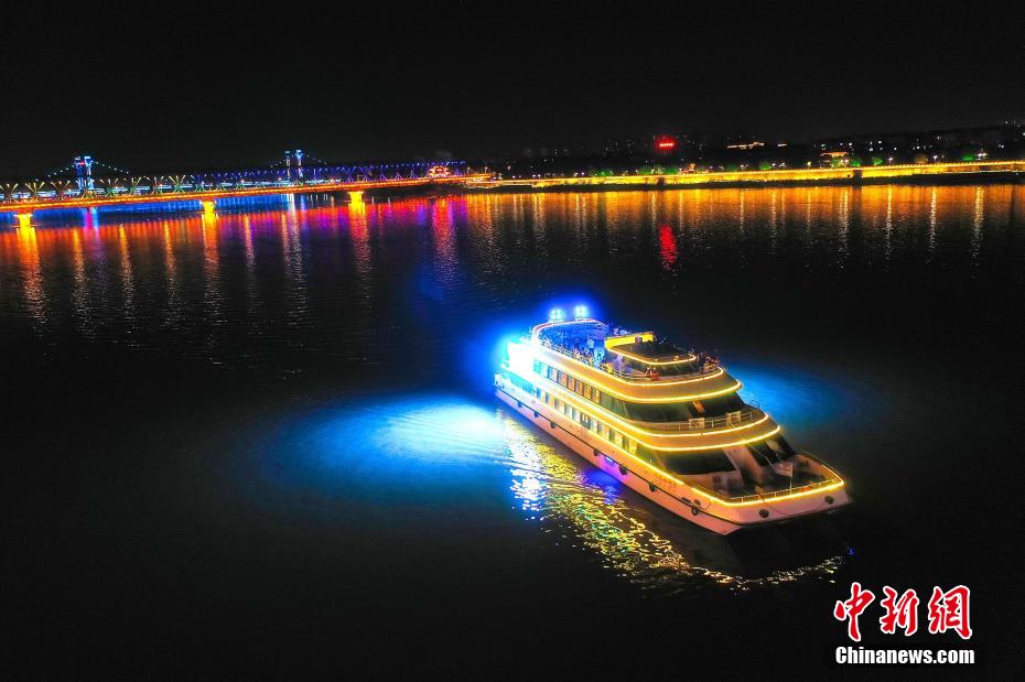 湖北襄阳：汉江水位回落 夜游复航
