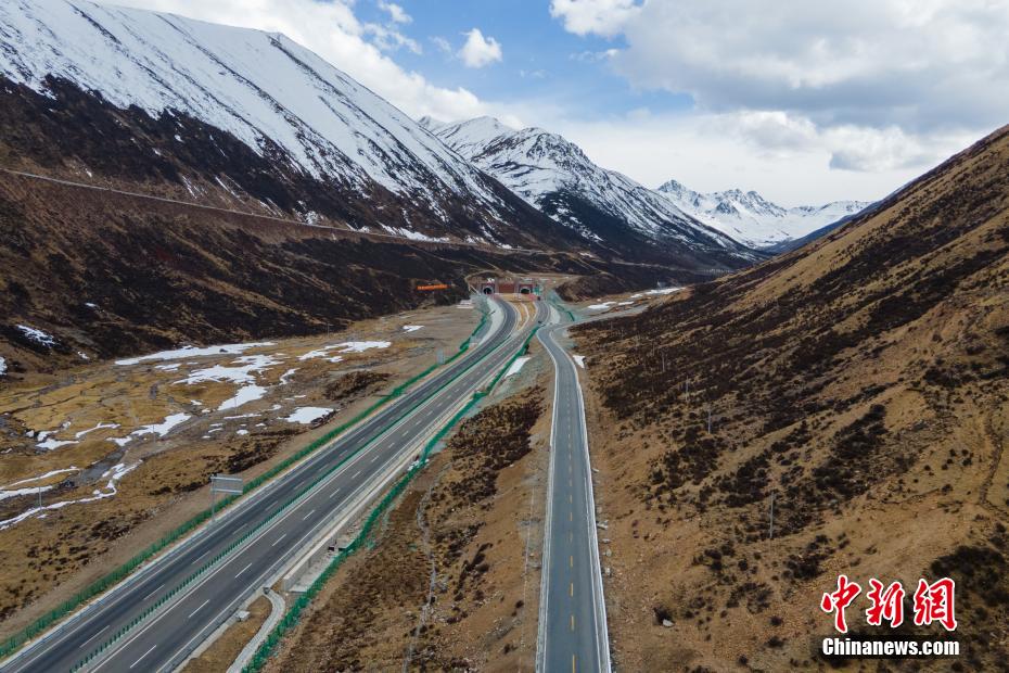 车在画中走 看大美西藏高等级公路