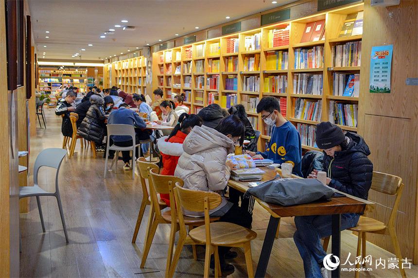 人们在春节期间选择来书店读书学习。 实习生 董博仲摄