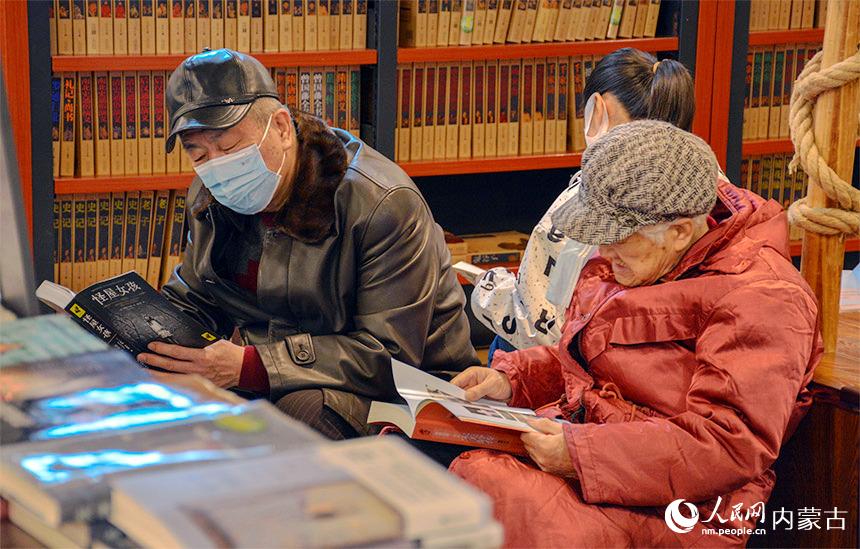 相伴读书。 实习生 董博仲摄