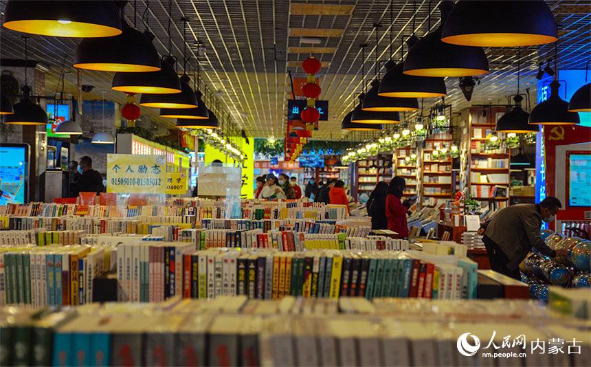 人们在春节期间选择来书店读书学习。 实习生 董博仲摄