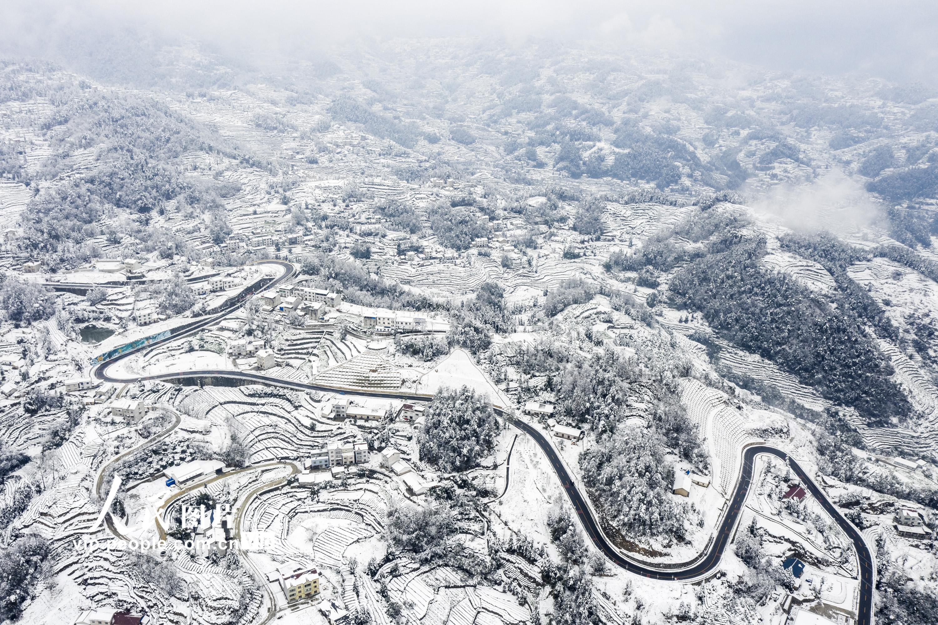 2022年2月7日，在湖北省宜昌市秭归县茅坪镇花果园村拍摄的雪景。