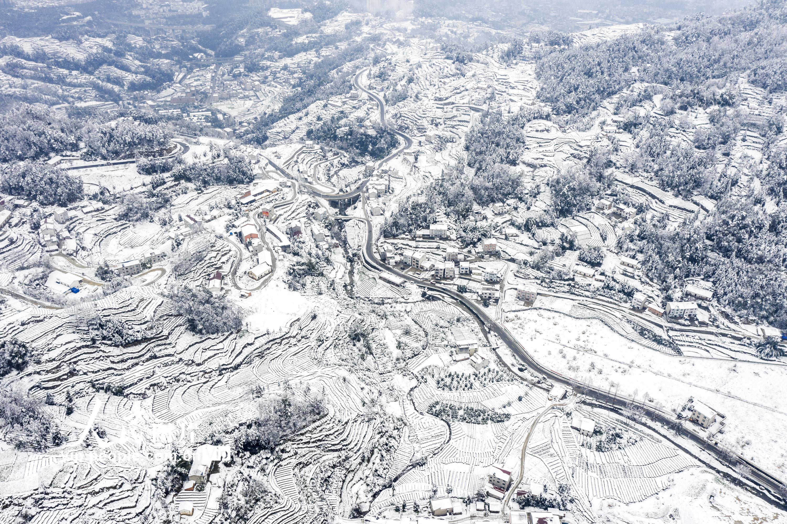 2022年2月7日，在湖北省宜昌市秭归县茅坪镇花果园村拍摄的雪景。