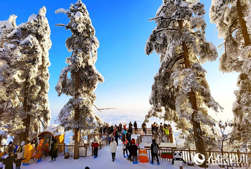 瓦屋冰雪。罗海涛摄