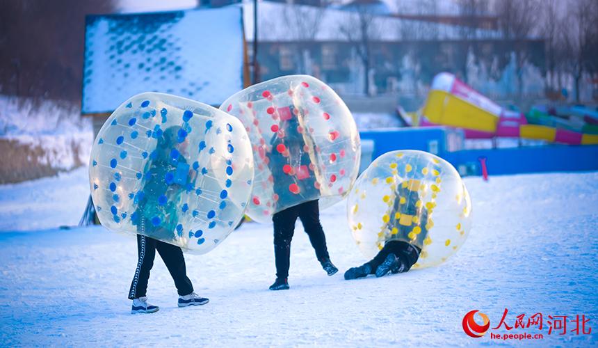 在河北省滦州市的一家滑雪场，孩子们在寒假期间体验悠波球。 李阳摄