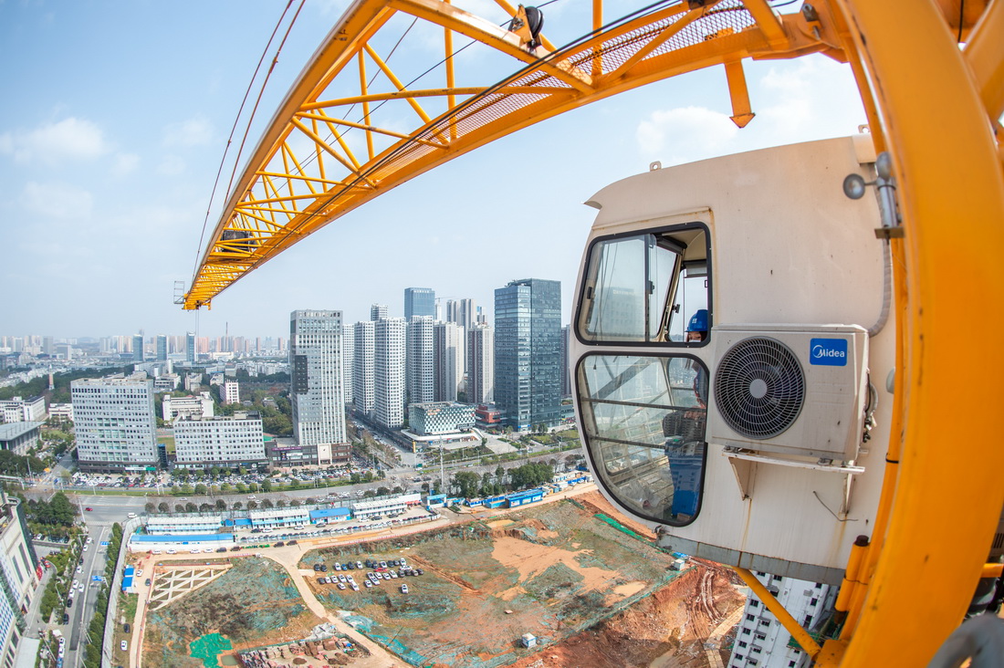 3月7日，在武汉市中建三局三公司某工地上，张晓燕在100多米的高空中操控塔吊。