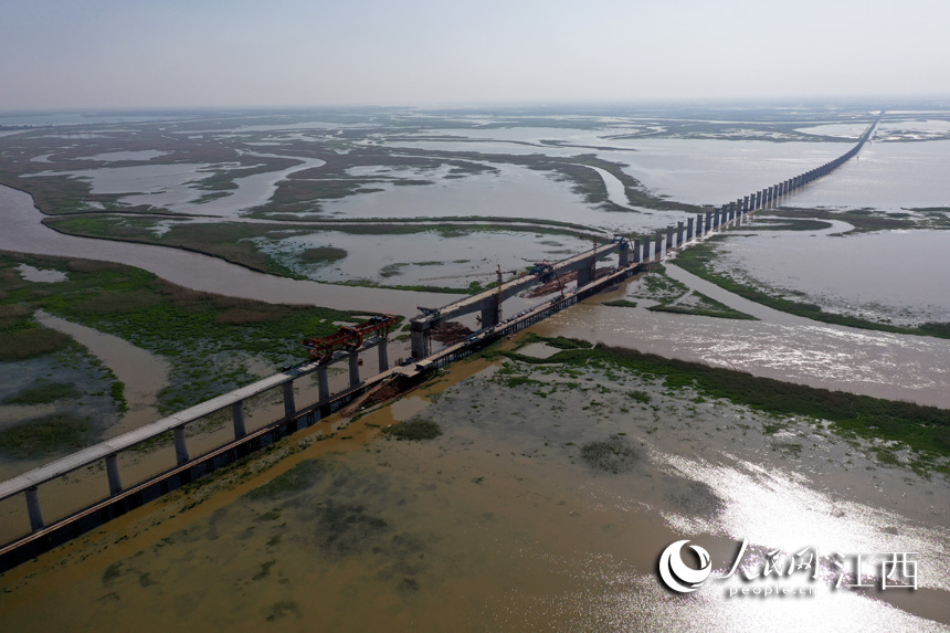 昌景黄高铁金溪湖特大桥跨越鄱阳湖，全长33.14公里。 人民网 时雨摄