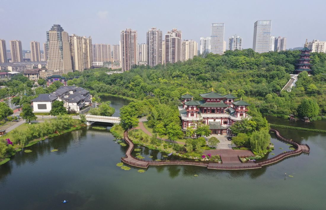 重庆永川兴龙湖一带（5月7日摄，无人机照片）。兴龙湖的湖水连通临江河，再流入长江。新华社记者 王全超 摄