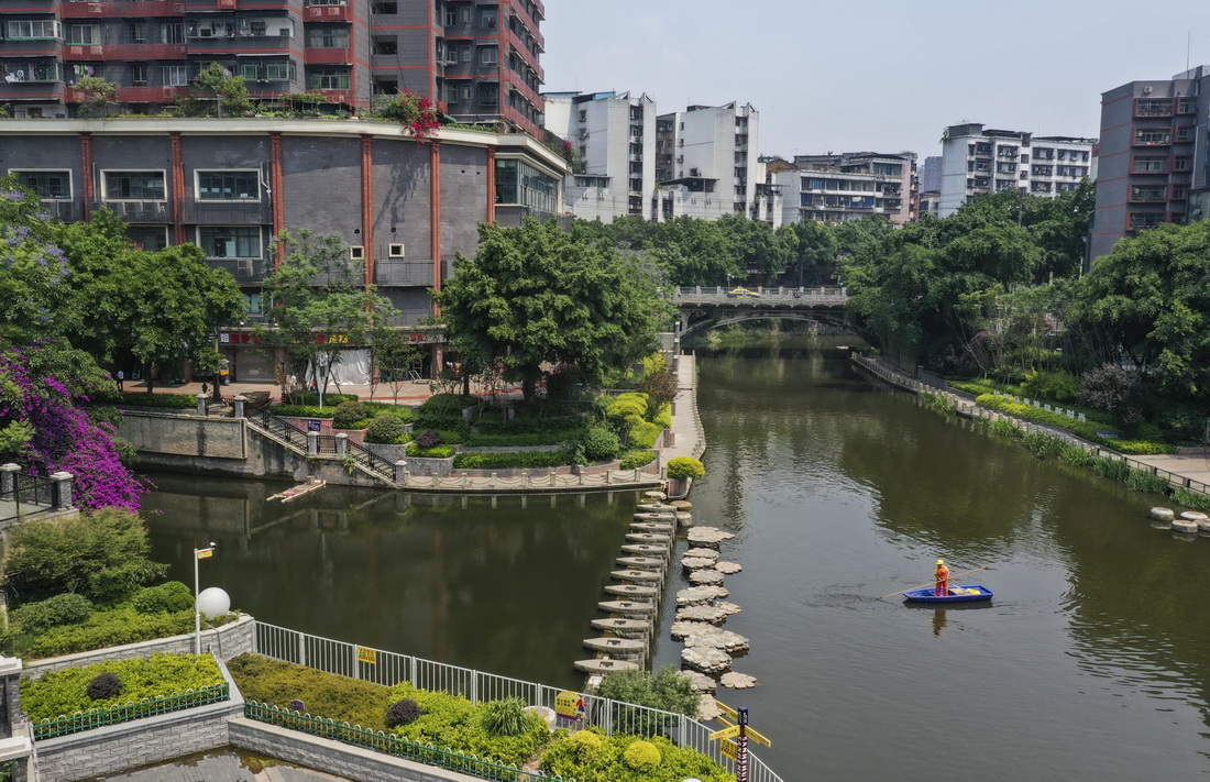5月7日，工作人员在重庆永川临江河三河汇碧段清漂（无人机照片）。新华社记者 王全超 摄