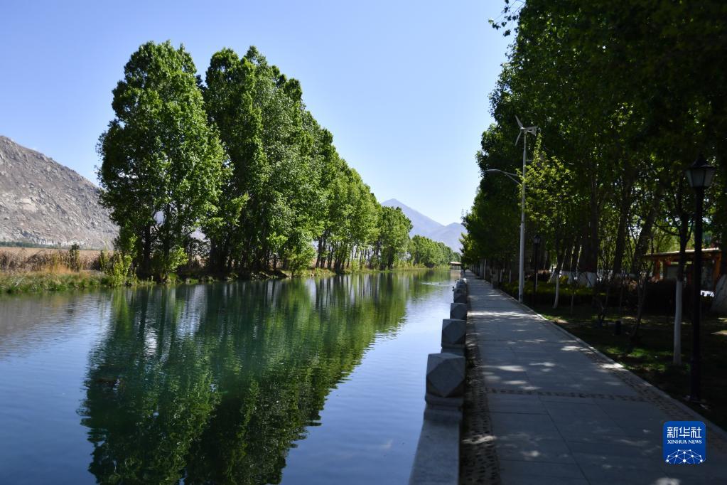 拉萨市中干渠旁的步行道（4月21日摄）。新华社记者 觉果 摄