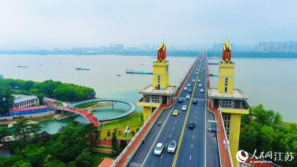 亲水圆环依偎在南京长江大桥南堡旁，仿佛为它戴上一条项链。人民网 冷金明摄