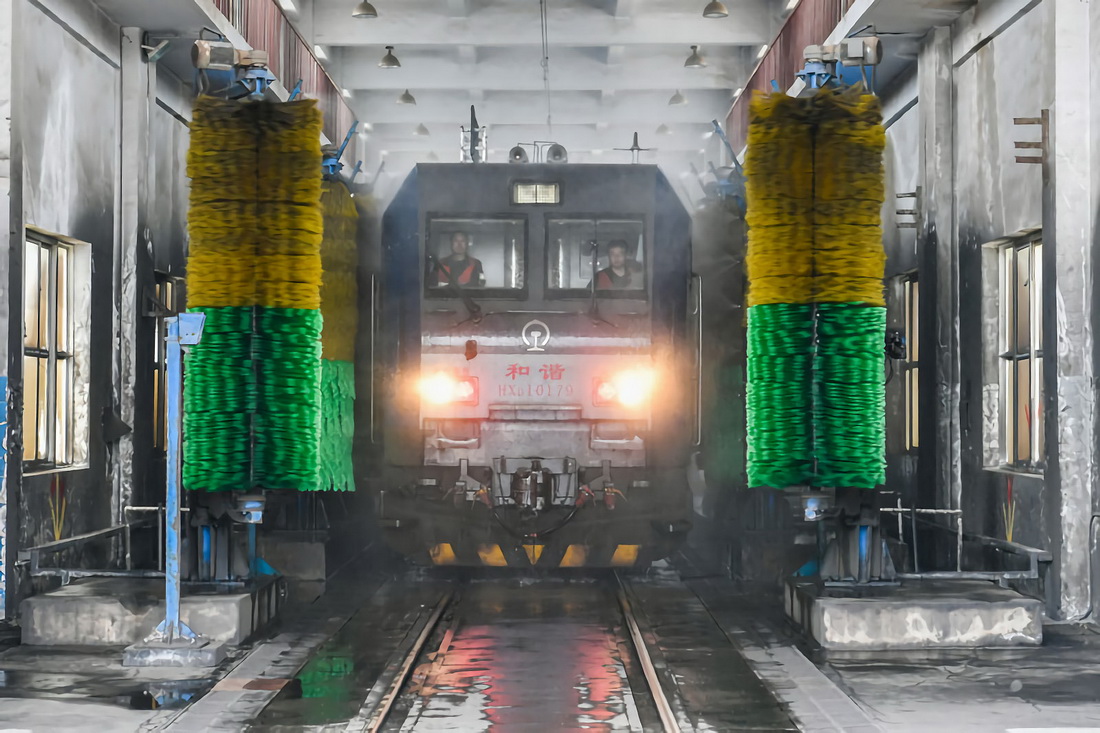 5月12日，中国铁路太原局集团有限公司湖东电力机务段的工作人员在对重载列车车头进行清洗。