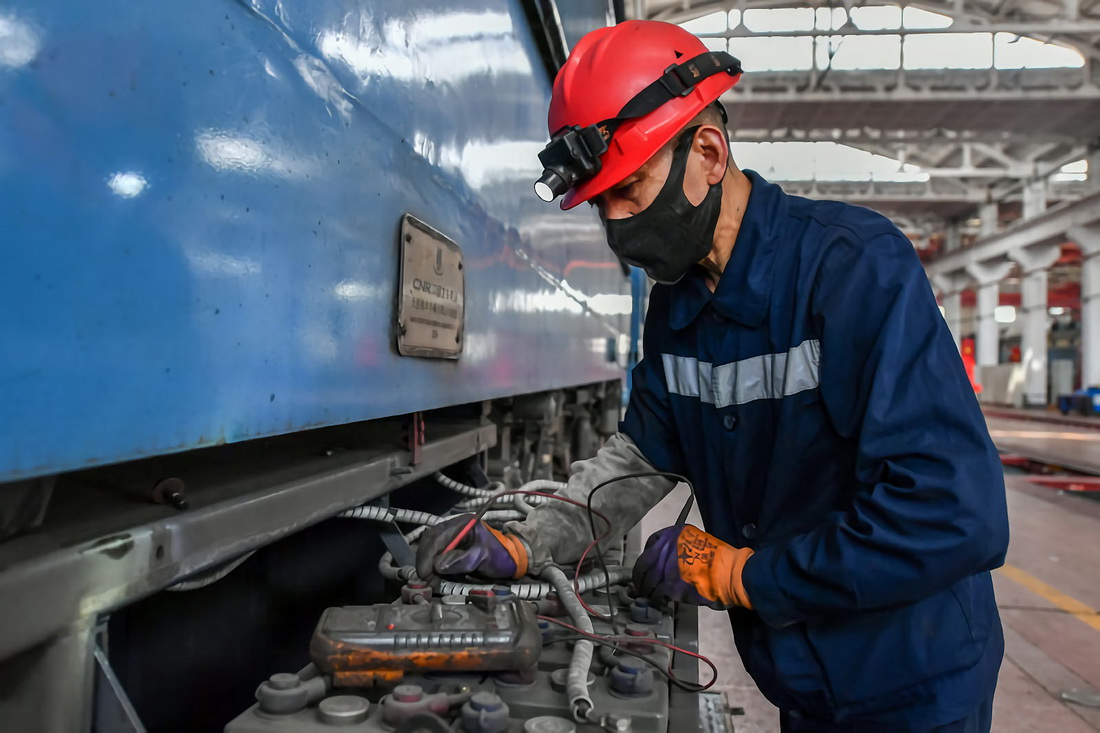 5月12日，中国铁路太原局集团有限公司湖东电力机务段的工作人员在进行检修作业。  