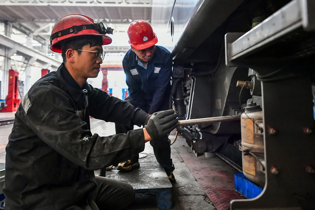 5月12日，中国铁路太原局集团有限公司湖东电力机务段的工作人员在进行检修作业。 