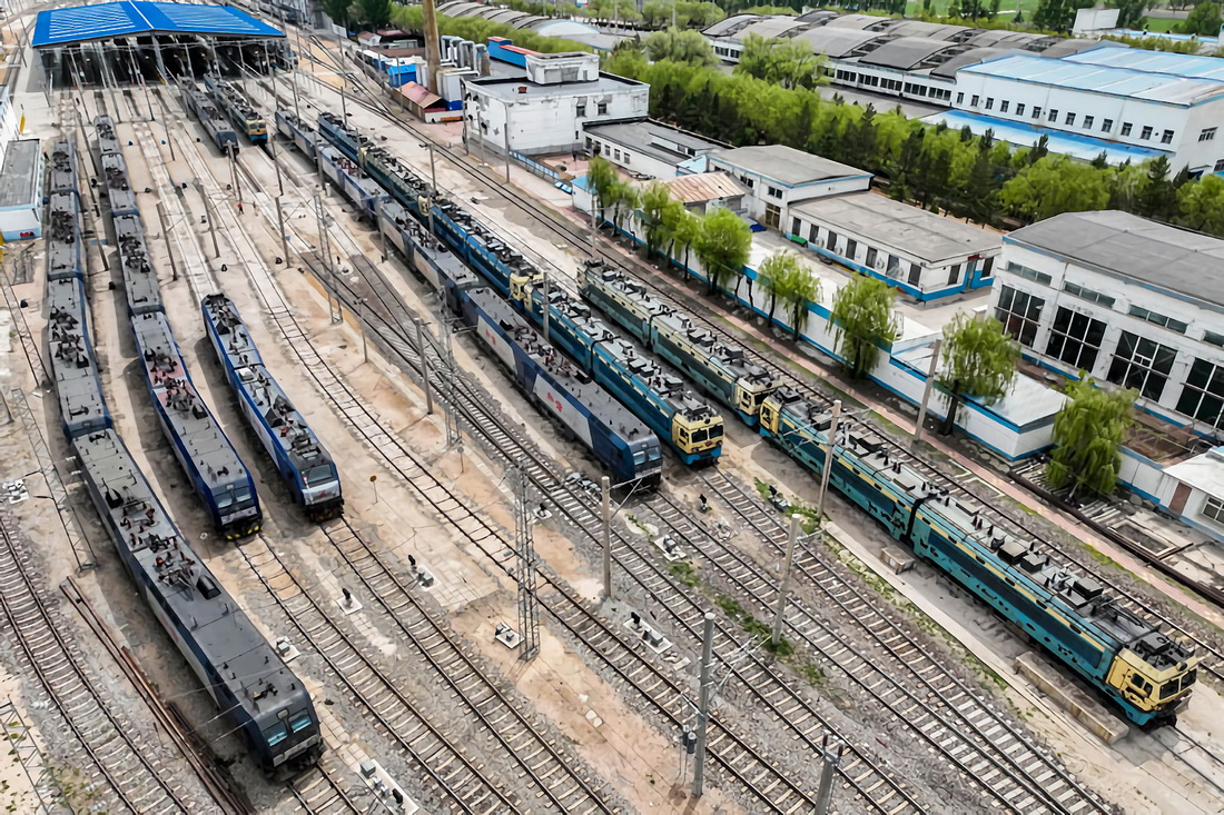 这是5月12日在中国铁路太原局集团有限公司湖东电力机务段拍摄的检修结束后的重载列车车头（无人机照片）。