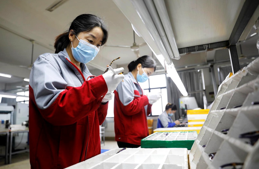 5月12日，在河南省平顶山市宝丰县一家眼镜加工企业，工人在检查眼镜框质量。何五昌摄