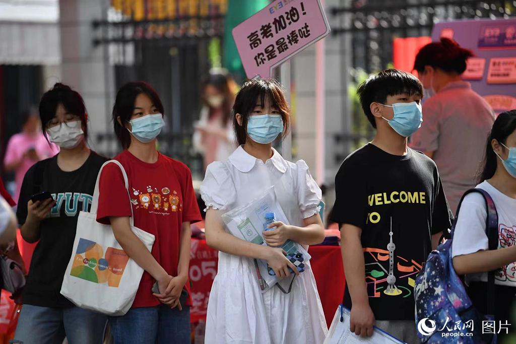 6月7日，江西省南昌市第十二中学考点，考生在考场外有序排队，准备进入考场。人民网 时雨摄 