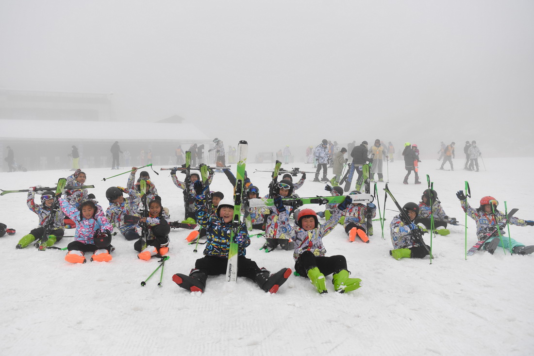 1月9日，湖州市安吉县山川小学学生在云上草原滑雪场练习滑雪后留影。新华社记者 黄宗治 摄