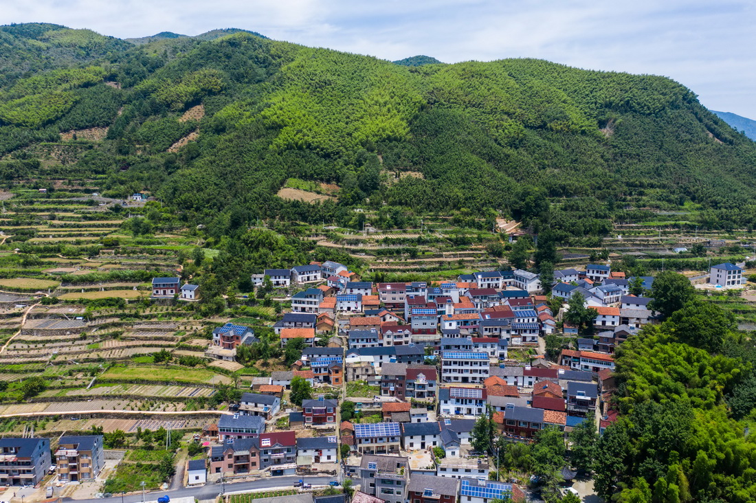 在杭州市临安区高虹镇龙上村，梯田与青山、农房相映成景（6月7日摄，无人机照片）。近年来，杭州市临安区高虹镇通过美丽城镇、村落景区、幸福村社等建设，不断提升乡村面貌和人居环境。依托当地生态优势和人文资源，打造美丽乡村景观带，发展高山农业种植、村落景区、山乡特色旅游等，积极探索强村富民新举措，打造“未来乡村”样板。新华社记者 徐昱 摄