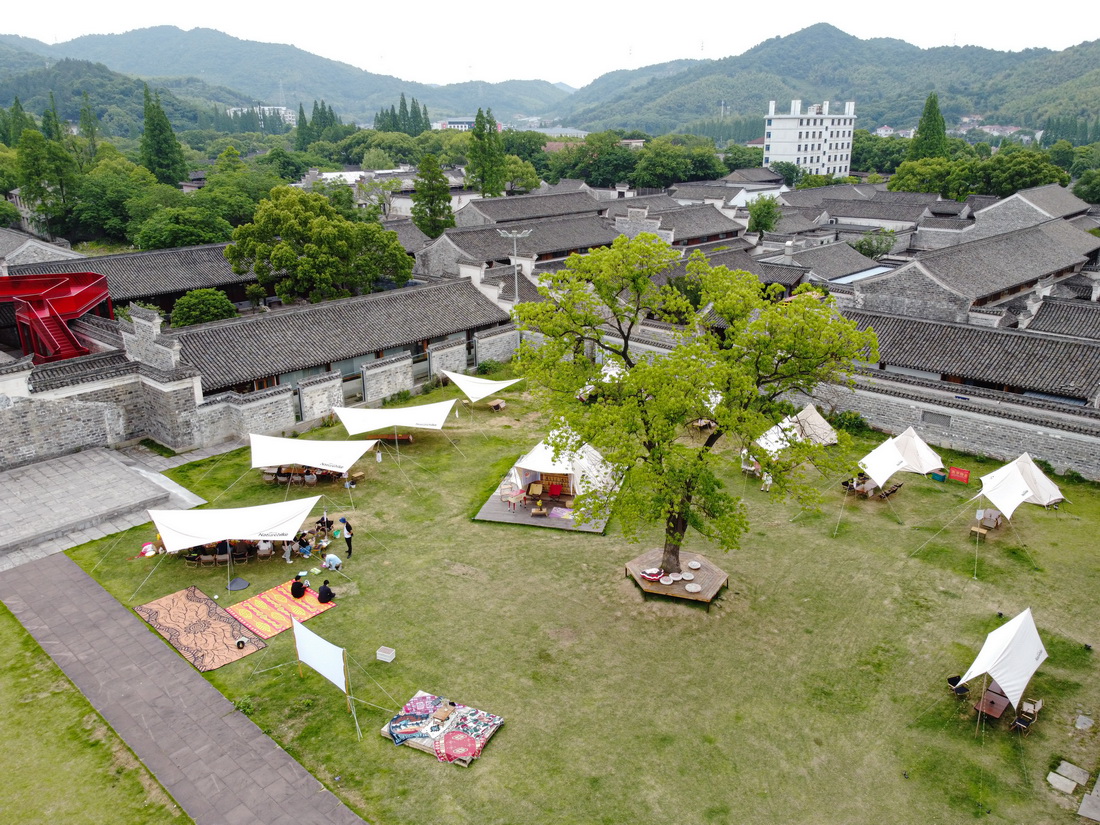 这是5月19日拍摄的宁波市江北区慈城镇一处露营地（无人机照片）。近年来，受疫情影响，消费者更加追求旅游消费新场景，“露营”这一生活方式逐渐升温。帐篷、天幕、折叠桌椅、野外炊具等露营产品销量倍增，形成了“露营热”的风潮，带动露营经济与户外用品产业的高速发展。2021年以来，宁波市的各类露营地已由个位数增加至40余家。新华社记者 江汉 摄