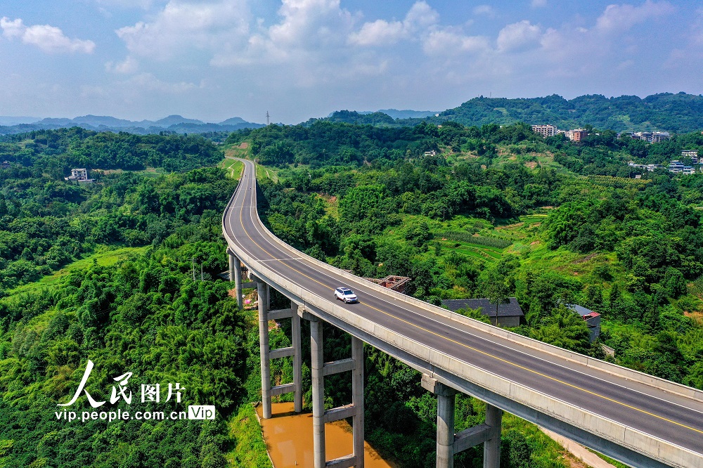 2022年7月4日，国道546四川省泸州市纳溪段穿过崇山峻岭，与青山绿水相映成景，美若画卷。