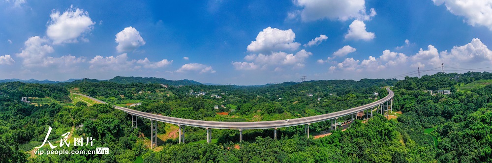 2022年7月4日，国道546四川省泸州市纳溪段穿过崇山峻岭，与青山绿水相映成景，美若画卷。