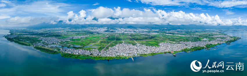 云遮雾绕的苍山和洱海之畔的田园美景。赵渝摄