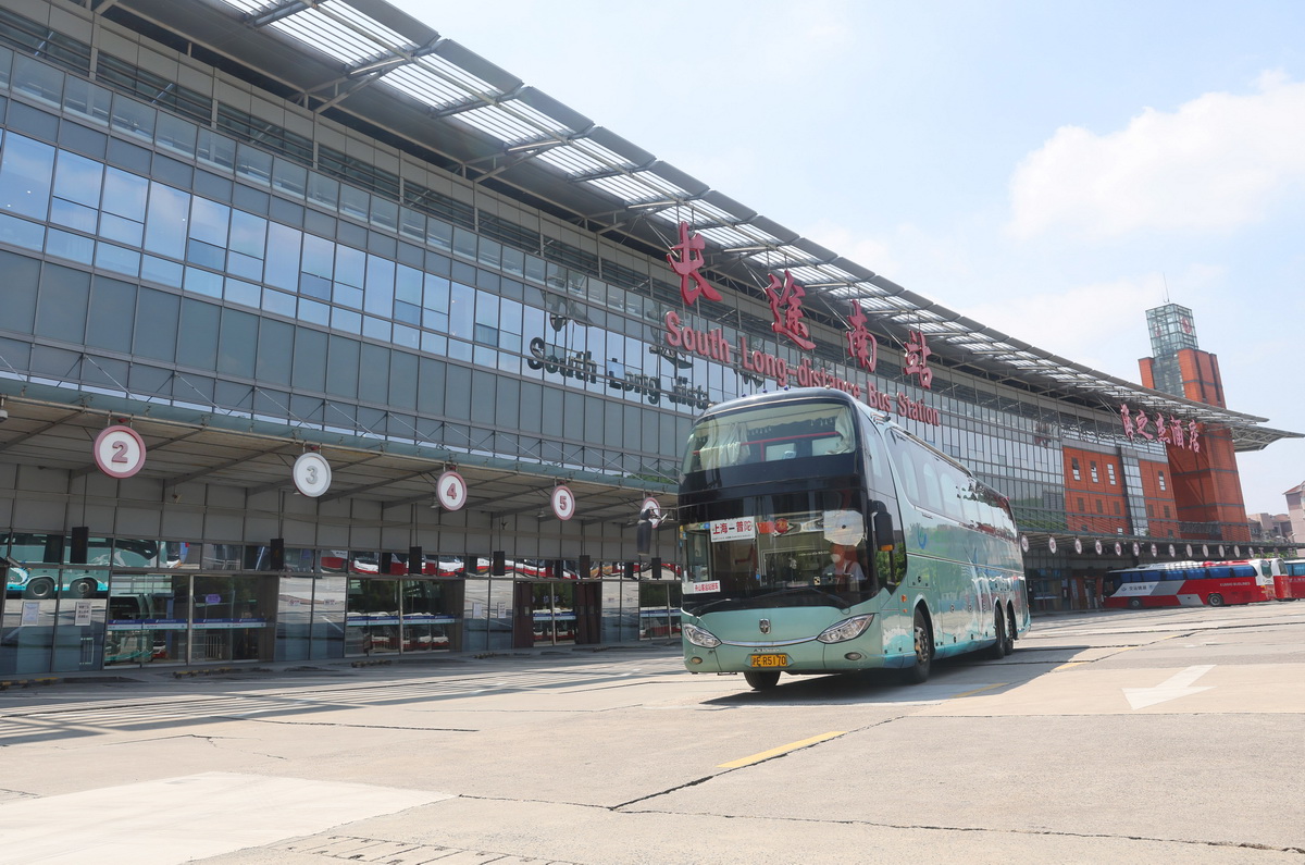 7月5日，在上海长途客运南站，一辆载有旅客的客车驶出停车场。