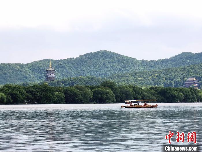 朱炜在骑行途中拍下的西湖 朱炜 摄