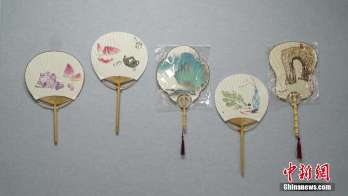 图为10月21日，广西桂林市集扇斋工作室内制作完成的团扇作品。 <a target='_blank' href='/'>中新社</a>发 李娇阳 摄 　