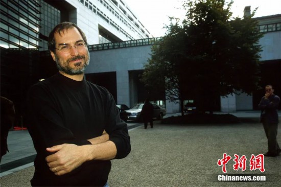 1997年，巴黎， 苹果公司时任CEO史蒂夫·乔布斯。视觉中国 供图