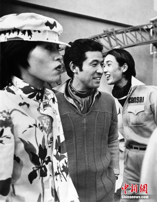 1974年，日本东京，设计师关西山本(中)和三宅一生(右)在国家奥林匹克纪念青年中心准备一场联合时装秀。视觉中国 供图