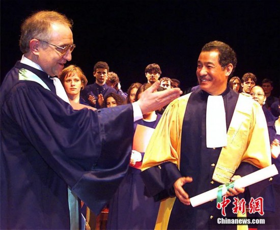 1999年，法国里昂，日本时装设计师三宅一生在里昂第二大学校长Bruno Gelas手中接过“荣誉博士学位”证书。视觉中国 供图