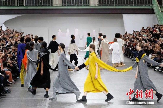 2020年3月，模特们在2020-2021年巴黎女装秋冬成衣系列时装秀上展示三宅一生的作品。视觉中国 供图