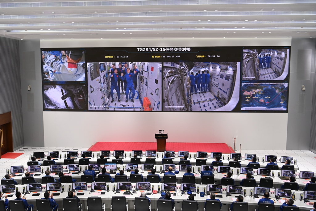 中国空间站两个航天员乘组首次实现“太空会师”。图为酒泉卫星发射中心指控大厅现场画面。中国酒泉卫星发射中心 汪江波摄