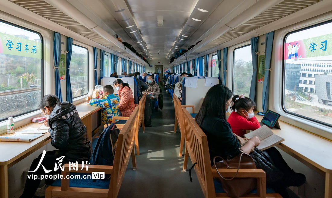重庆：绿皮火车上的“移动自习室”