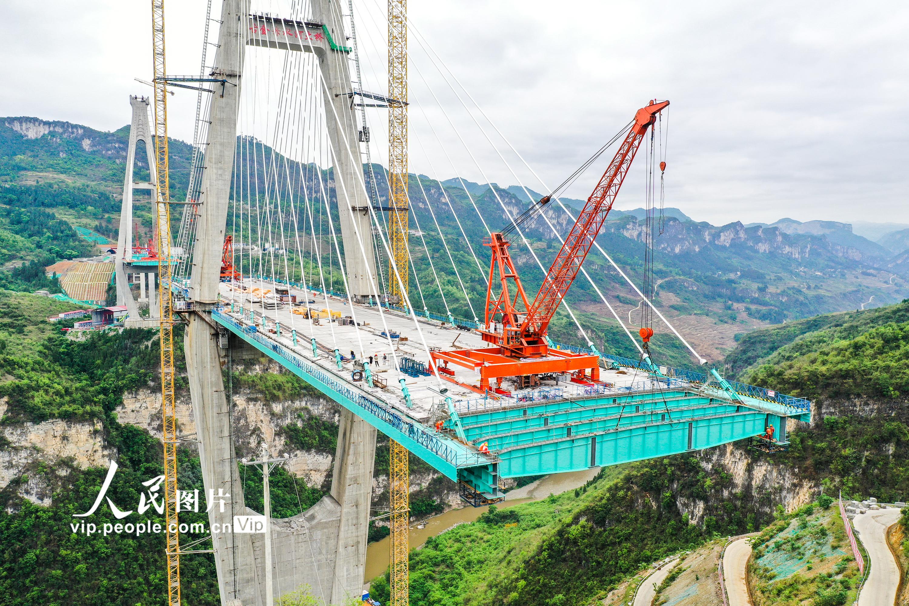 4月22日，由四川路桥承建的古（蔺）金（沙）高速赤水河大桥建设项目，工人们正在加紧施工作业。