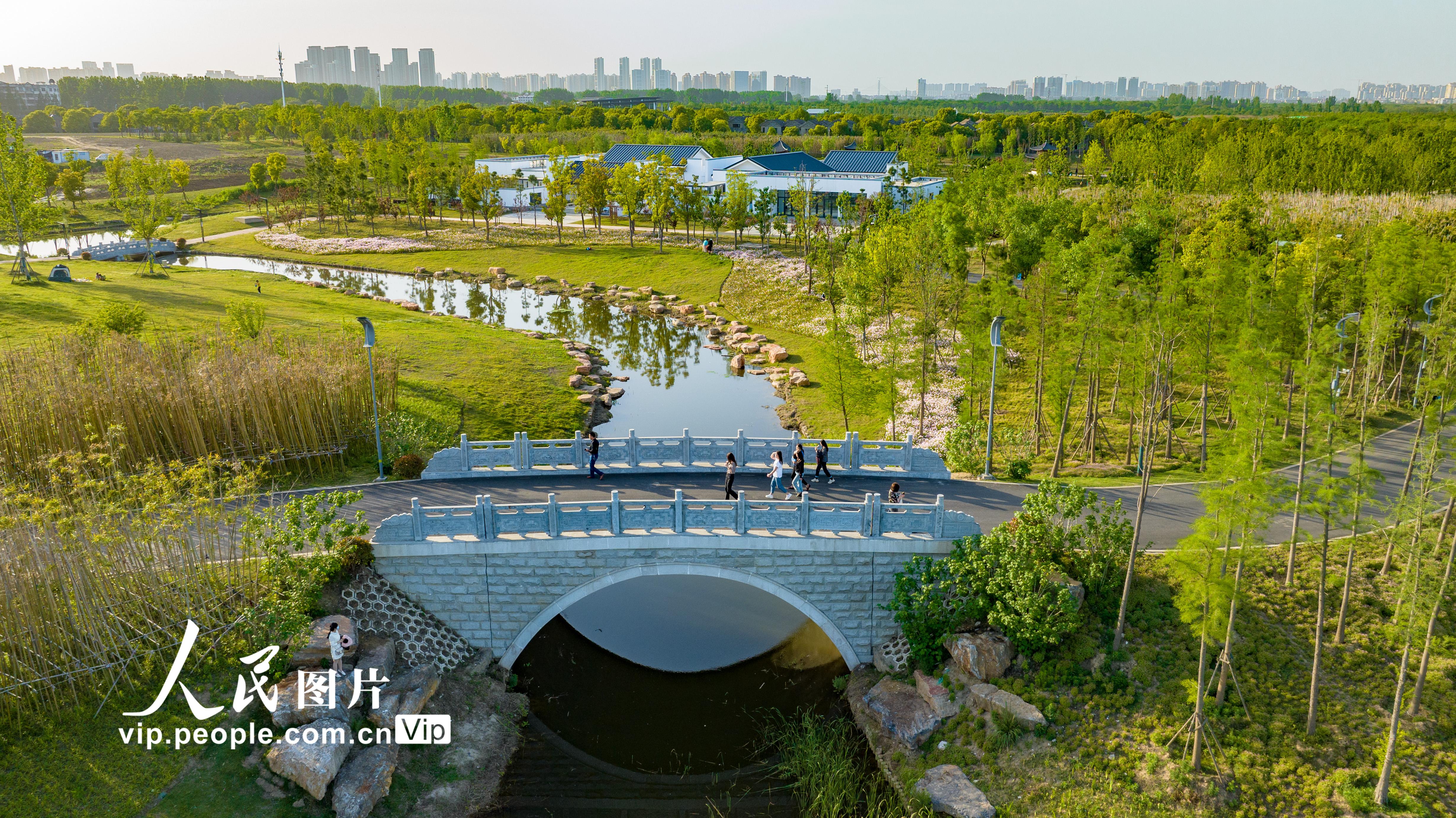 2023年4月29日，湖北省襄阳市，襄阳最大的城市公园——鱼梁洲中央生态公园正式开园，免费对市民开放，吸引了一大批游客前来观光。